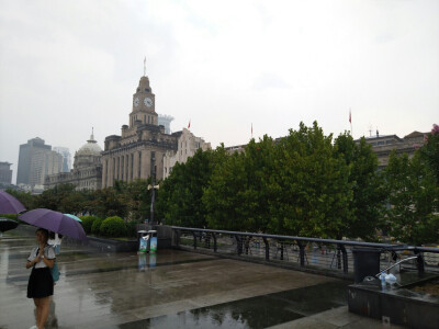 外滩附近 灰蒙蒙的天有点可爱～ 上海雨季 阵雨过后 