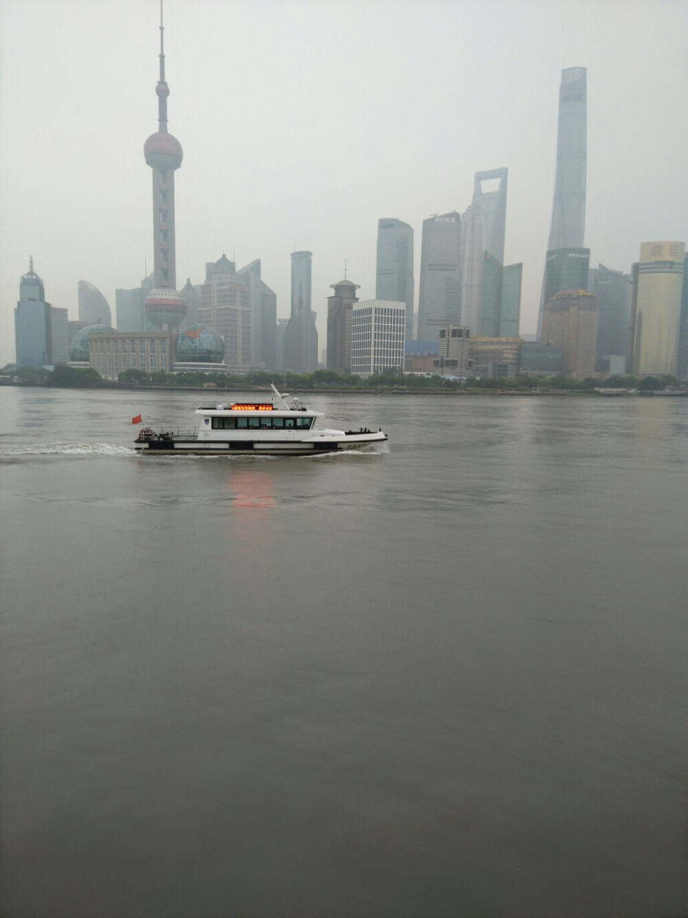 外滩 东方明珠 游船 黄浦江 上海雨季 阵雨过后