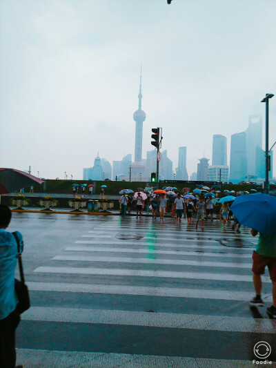 开始过马路啦～
外滩 东方明珠 黄浦江 上海雨季 阵雨正下