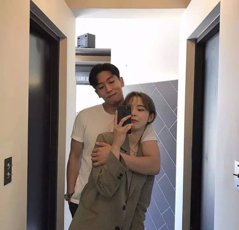 大大力抱紧
霸气指数 ★★★★☆ 虐狗指数 ★★★★★
不要再对着镜头比耶了好吗！
拍照时男友不妨对女票做大大力的抱紧处理，
因为抱抱什么的真的让人很有安全感，
再搭配上幸福的笑容，屠狗功力十级，
烂桃花被吓到腿软啦。