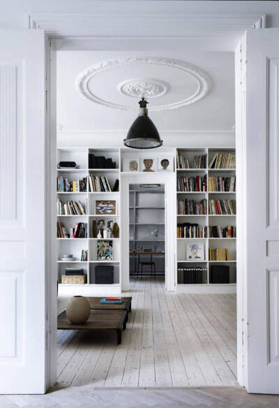 对于爱书之人而言，大大的书柜是家的必须品，送给了书一个安置空间