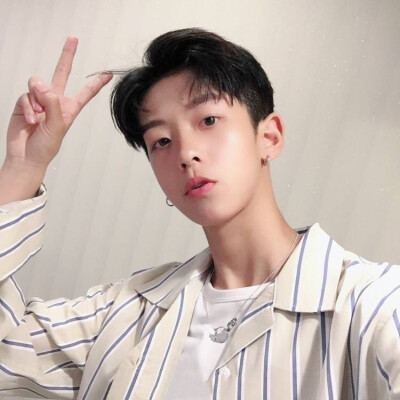 帅帅哒小哥哥♡