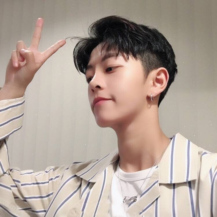 帅帅哒小哥哥♡