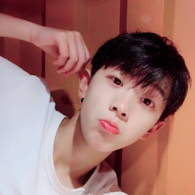 帅帅哒小哥哥♡