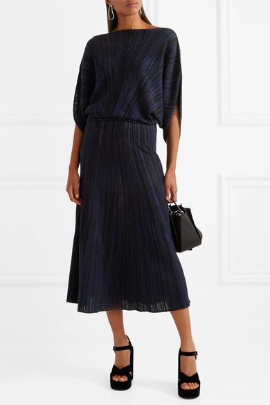 Sonia Rykiel 的创意总监 Julie de Libran 偶然翻阅到一张艺术家 Niki de Saint Phalle 的全家福照片后，发现她和品牌创办人都出生于 1930 年，且有诸多相似之处，于是 Niki 就成了设计师本季的缪斯女神。这款带有蝙…