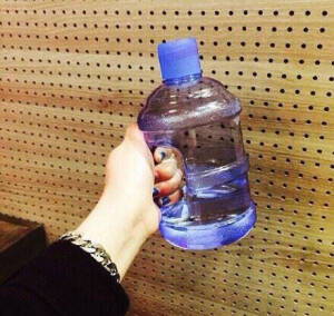 韩国超mini的water bottle 拿在手里超级萌 ​