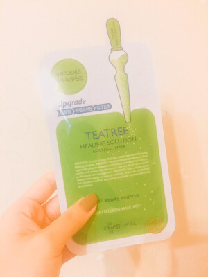 美迪惠尔 茶树面膜 夏天容易出油闷痘 整个脸都是烫烫红红的 这时候你需要敷一片茶树面膜治愈一下我的脸 推荐它并不是因为它比其他的茶树面膜都要优秀 而是刚好之前买了它同一系列的茶树洗面奶 觉得还OK 就入了它～ 结果效果也没有令我失望 也不是强到能灭了痘痘那种啦 不过敷了之后痘痘的确不再变大变肿了  还是很不错的哈～