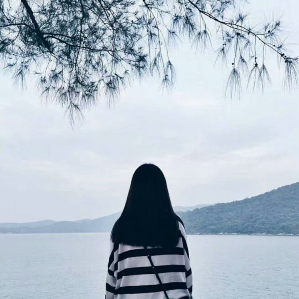 by沐雨初夏 天青色等烟雨 而我在等你 翠烟袅袅升起 隔江千万里