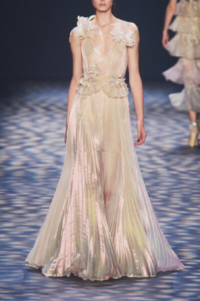 Marchesa Spring 2017 丨 用色彩勾勒出绚丽，如梦似幻。 ​​​​