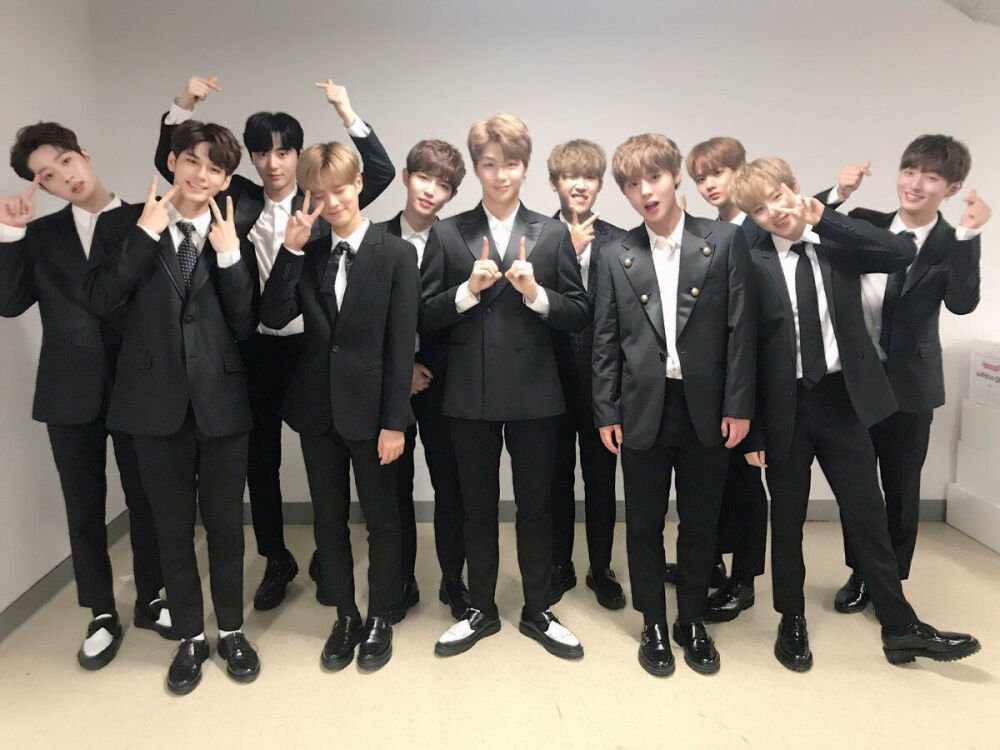 wanna one 尹智圣、河成云、黄旼泫、邕圣祐、金在焕、姜丹尼尔、朴志训、朴佑镇、裴珍映、李大辉、赖冠霖