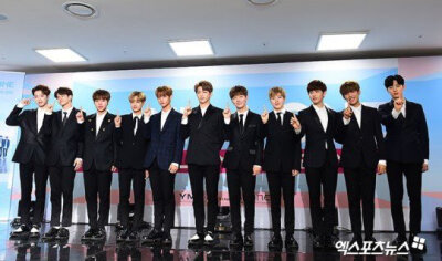 wanna one 尹智圣、河成云、黄旼泫、邕圣祐、金在焕、姜丹尼尔、朴志训、朴佑镇、裴珍映、李大辉、赖冠霖