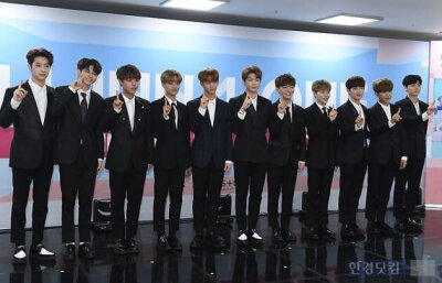 wanna one 尹智圣、河成云、黄旼泫、邕圣祐、金在焕、姜丹尼尔、朴志训、朴佑镇、裴珍映、李大辉、赖冠霖