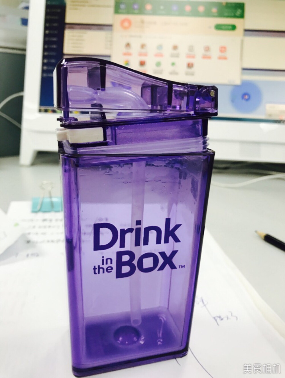 分享一个Drink box～ 小孩子用来喝果汁也超级方便的～软吸管，瓶口也是密封的非常好，打开需要巧劲，瓶身也厚实。缺点就是贵点。