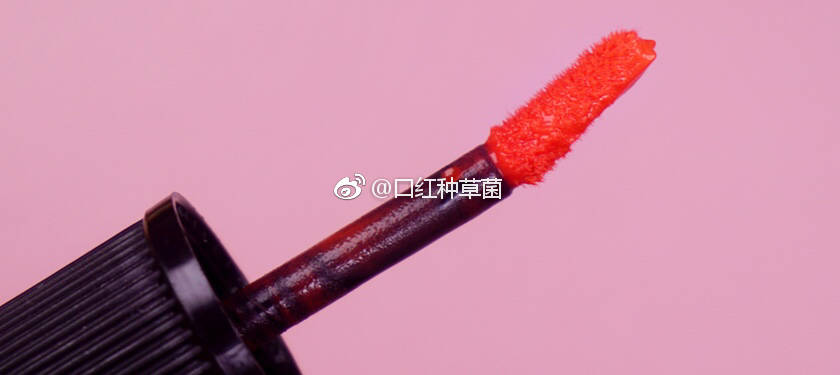 Peripera
Ink Airy Velvet魅惑丝绒墨水染唇液~
2号试色 可爱的色调加上像糖霜般的丝绒感~ ​ ​​​