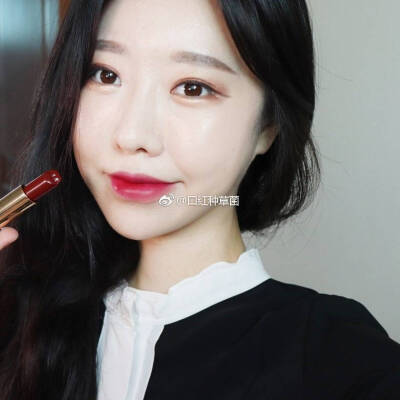 Lancome x Olympia 梦幻乐园秋季限定系列L'Absolu Rouge 唇膏 立体的嘴唇模样切面，奶油般顺滑好涂，质地滋润，限定色1988试色分享 ​​​