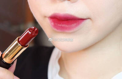 Lancome x Olympia 梦幻乐园秋季限定系列L'Absolu Rouge 唇膏 立体的嘴唇模样切面，奶油般顺滑好涂，质地滋润，限定色1988试色分享 ​​​