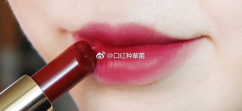 Lancome x Olympia 梦幻乐园秋季限定系列L'Absolu Rouge 唇膏 立体的嘴唇模样切面，奶油般顺滑好涂，质地滋润，限定色1988试色分享 ​​​