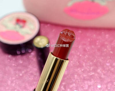 Lancome x Olympia 梦幻乐园秋季限定系列L'Absolu Rouge 唇膏 立体的嘴唇模样切面，奶油般顺滑好涂，质地滋润，限定色1988试色分享 ​​​