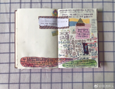 #what's in my notebook?##给你看我的手帐吧# 类似小居室收纳的手帐小玄机，做的并不如何高明。只是想写下的话太多了，一页纸时常是盛不下的，好在拼拼贴贴之间总算把这些字塞了进去。内有四张动图，流量党注意啦抄…