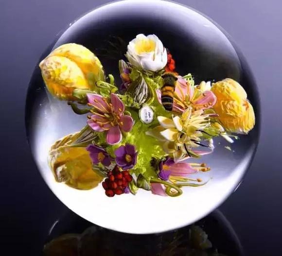 玻璃艺术家 Paul Stankard 的玻璃镇纸（glass paperweights）之父