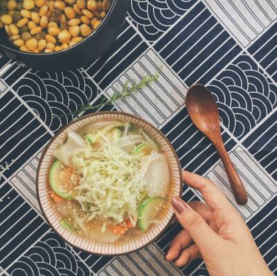 日常轻食，年糕汤，清爽的汤在这样炎热的天气吃最舒服了！