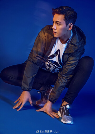 【陈伟霆】【cwt】【陈等等】【William Chan Wai-Ting】 锐步Reebok Classic 单人海报 1712 x 2400 px (图源：微博 @英皇娱乐--北京 weibo.com/3270824053/FgzPVnqQK)