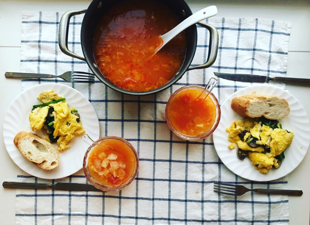 罗宋汤+菠菜蘑菇煎鸡蛋+法棍-Russian Borscht+Cheese Omelet with spinach and mushroom+French baguette