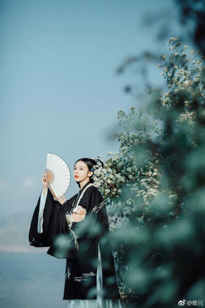 汉服
拥春酲，对谁醒。天阔云间，无处觅箫声。
--江城子·卢祖皋