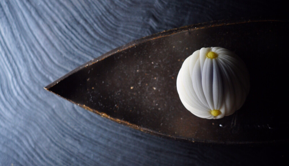 日本風物：和菓子（和果子）
和果子（おかし），其实泛指日式糕点。就大类别来区分，可以分为生果子和干果子两大主题。生果子又名主果子、上升果子或朝生果，指早上制作的新鲜糕点。由于保存期限短，一般只能放两天左右，要趁鲜食用。比起其它和果子，生果子格外重视造型变化，因此成为日人送礼用的主角。相对于生果子的鲜食要求，耐放的干果子，为了长久保存，甜度高多了，主要以糖和豆粉压制成各种造型。