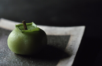 日本風物：和菓子（和果子）
和果子（おかし），其实泛指日式糕点。就大类别来区分，可以分为生果子和干果子两大主题。生果子又名主果子、上升果子或朝生果，指早上制作的新鲜糕点。由于保存期限短，一般只能放两天…