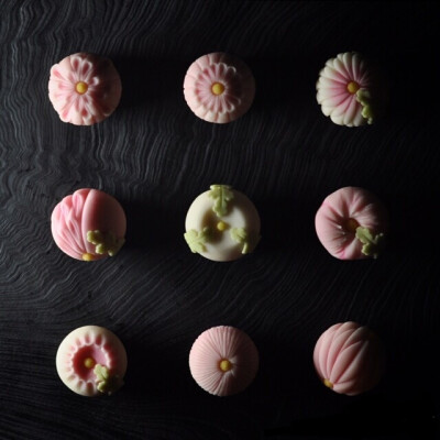 日本風物：和菓子（和果子）
和果子（おかし），其实泛指日式糕点。就大类别来区分，可以分为生果子和干果子两大主题。生果子又名主果子、上升果子或朝生果，指早上制作的新鲜糕点。由于保存期限短，一般只能放两天…