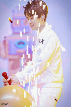 春秋四载破风浪,易烊千玺展锋芒
#易烊千玺# 170811 tfboys四周年alive four演唱会   太太太好看惹