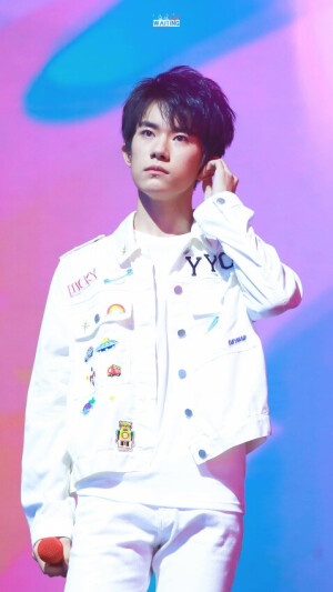 春秋四载破风浪,易烊千玺展锋芒
#易烊千玺# 170811 tfboys四周年alive four演唱会 