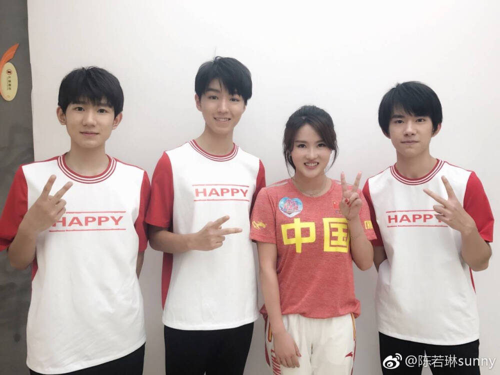 TFBOYS 与运动员陈若琳 快本后台合影