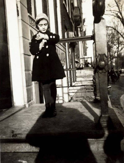 【1934年，阿姆斯特丹，5岁的安妮在她父亲的办公室门口】安妮·弗兰克 （Anne Frank），1929年生于德国法兰克福，一个犹太女孩，后来写下了著名的《安妮日记》，在1945年死于德国的一个集中营。 ​​​*