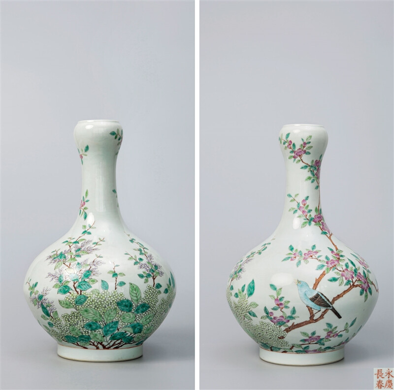 清光绪 粉彩花鸟纹蒜头瓶 H:36cm 蒜头口，束颈，鼓腹，圈足。瓶身通体施白釉，以粉彩绘花鸟纹。瓶腹绘丁香枝叶，紫丁香及白丁香与绿色和蓝色硕叶相映衬，右侧则绘红色海棠花和翠鸟。纹饰以工笔重彩绘就，敷色浓艳，刻画细腻。制瓷匠师将丁香花与海棠花两部分通过翠鸟相连属，使图案分而不散，动静相宜，浑然一体。“瓶”谐音“平”，民俗以为瓶寓意平安。海棠的“棠”字与“堂”同音，海棠一般寓意满堂。鸟寓意吉祥，故整个画片寓意满堂平安，吉祥美好。