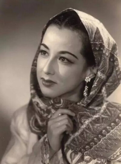 经过评论区大神的指导，让我们来膜拜八千草薫奶奶年轻时的盛世美颜♥