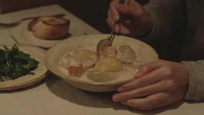 美食截圖 日本電影 小森林之奶油燉菜
是冬天時(shí)，市子和媽媽常吃的菜