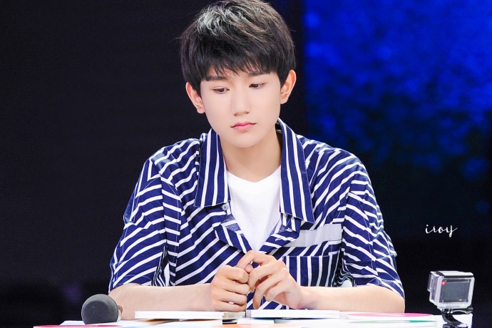 #王源快本二十周年# ​八点半一定要小哦！@TFBOYS-王源 ​​​​