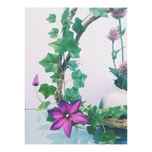 今天做了两款花艺作品。。喜欢吗？一个是中式花瓶，藤蔓组合扭曲造型，突破蛋形花瓶的一种烟花形式的插花形状，在枯藤上，加入紫色铁线莲，雪花草，凤尾，有木有眼前一亮的感觉。另一个是日式插花，小编我花了好多时间，精力在给这组花瓶配花，黑色配黄色？配紫色？很多种方案在脑袋炸开，后来才发现这只适合日式插花，又涨经验了。喜欢请@我吧