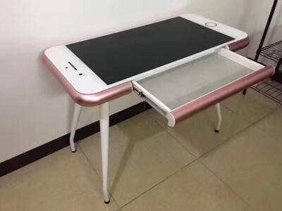 iPhone电脑桌。