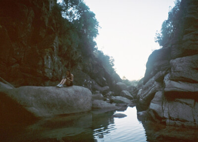 白昼之光，岂知夜色之深。