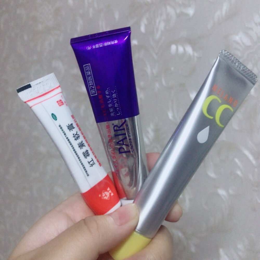 1.红霉素软膏 不知道用掉多少只了 有痘痘就在上面涂一点 用太多只现在有点不够有效了 2.狮王祛痘膏 厚涂两三次痘痘就会瘪下去 刚开始用 很有效 3.痘痘好了就狂涂乐敦美白cc 新痘印会淡下去 亲测有效