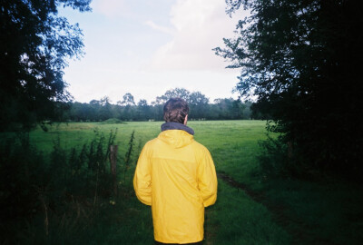 我有所念人，隔在远远乡。
我有所感事，结在深深肠。