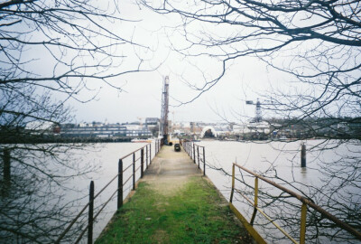 我行过许多地方的桥，看过许多次数的云，喝过许多种类的酒，却只爱过一个正当最好年龄的人。