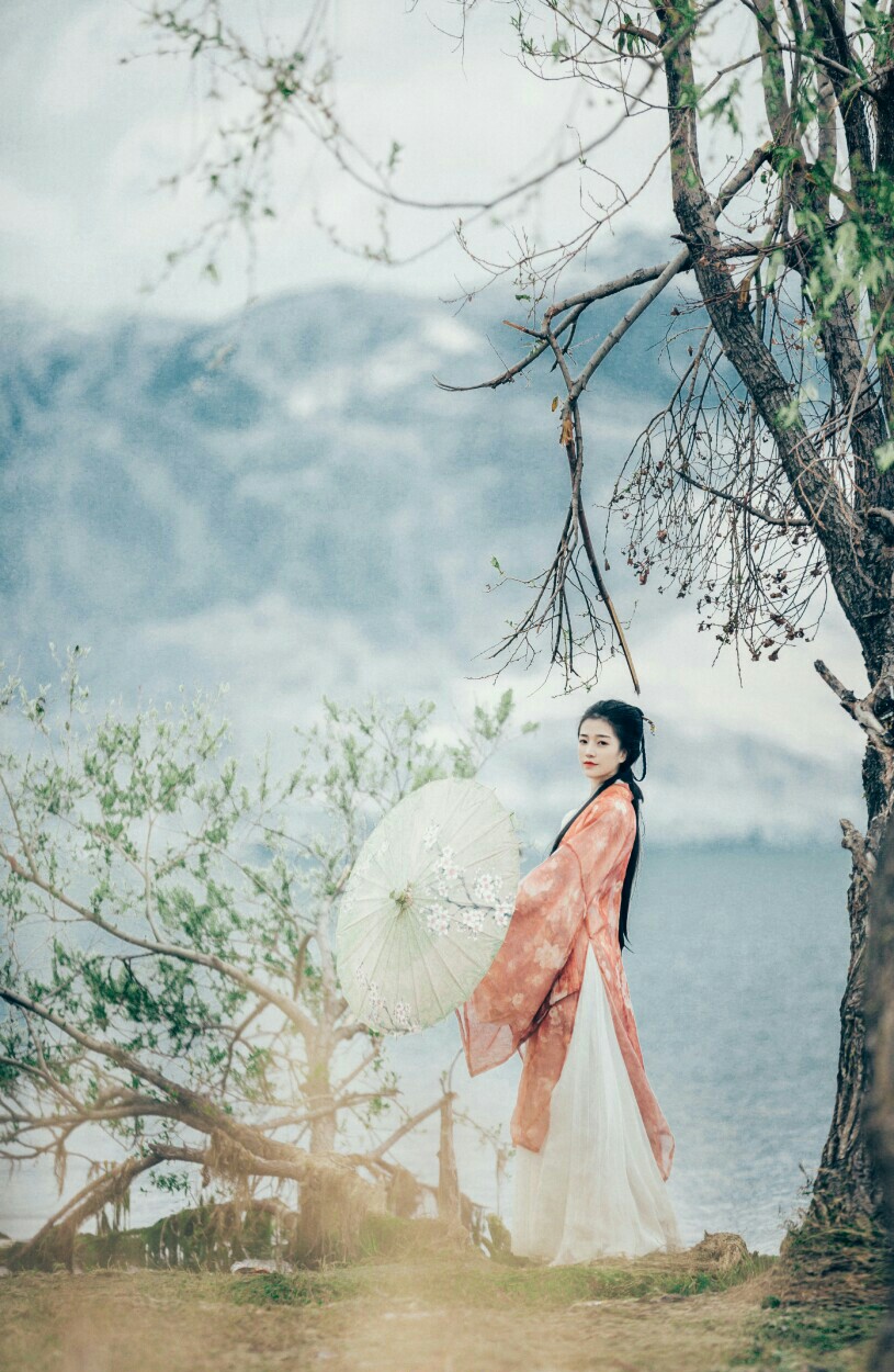 汉服
水澹澹兮生烟