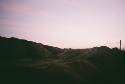 你们一直抱怨这个地方，但是你们却没有勇气走出这里。