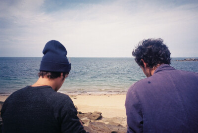 若我会见到你，事隔经年。我如何和你招呼，以眼泪，以沉默。