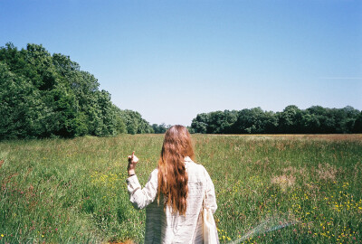 回忆这东西若是有气味的话，那就是樟脑的香，甜而稳妥，像记得分明的快乐，甜而怅惘，像忘却了的忧愁。