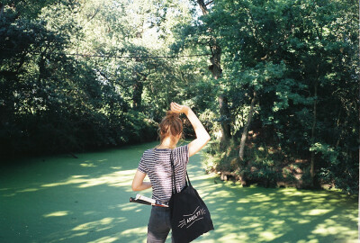 到小径中去走走吧，在天晴了的时候：赤着脚，携着手，踏着新泥，涉过溪流。 